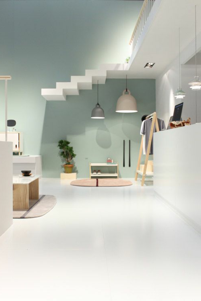 paredes pintadas, cuaro minimalista, lámparas colgantes. alfombra y mesa, suelo blanco