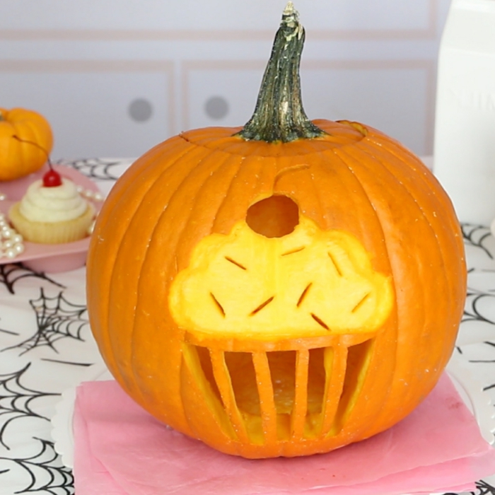 fotos de calabazas de Halloween, calabaza pequeña tallada con forma de muffin