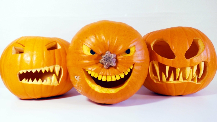 calabazas de Halloween, calabazas talladas con dientes y nariz