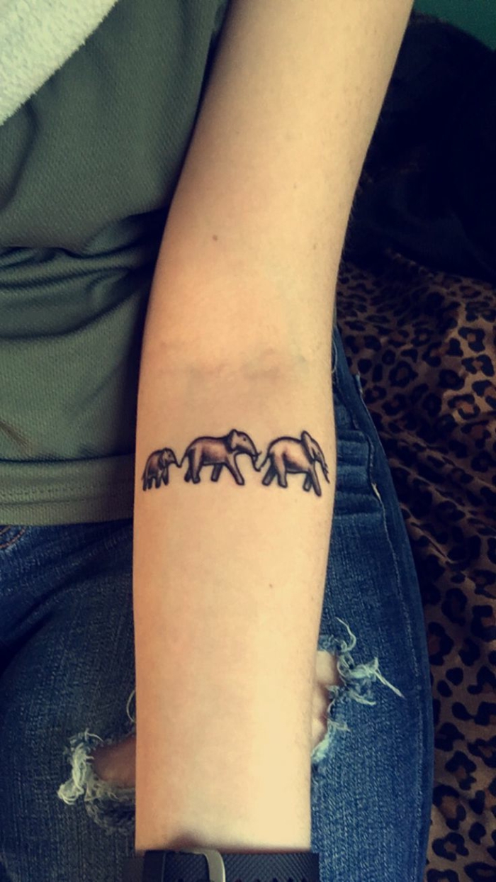 tatuajes en el antebrazo, tatuaje mujer con familia de elefantes