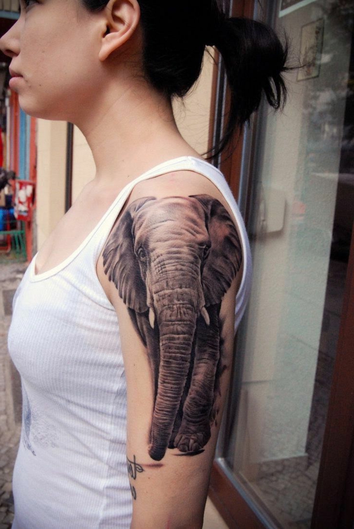tatuajes en el antebrazo,mujer con tatuaje de elefante realista