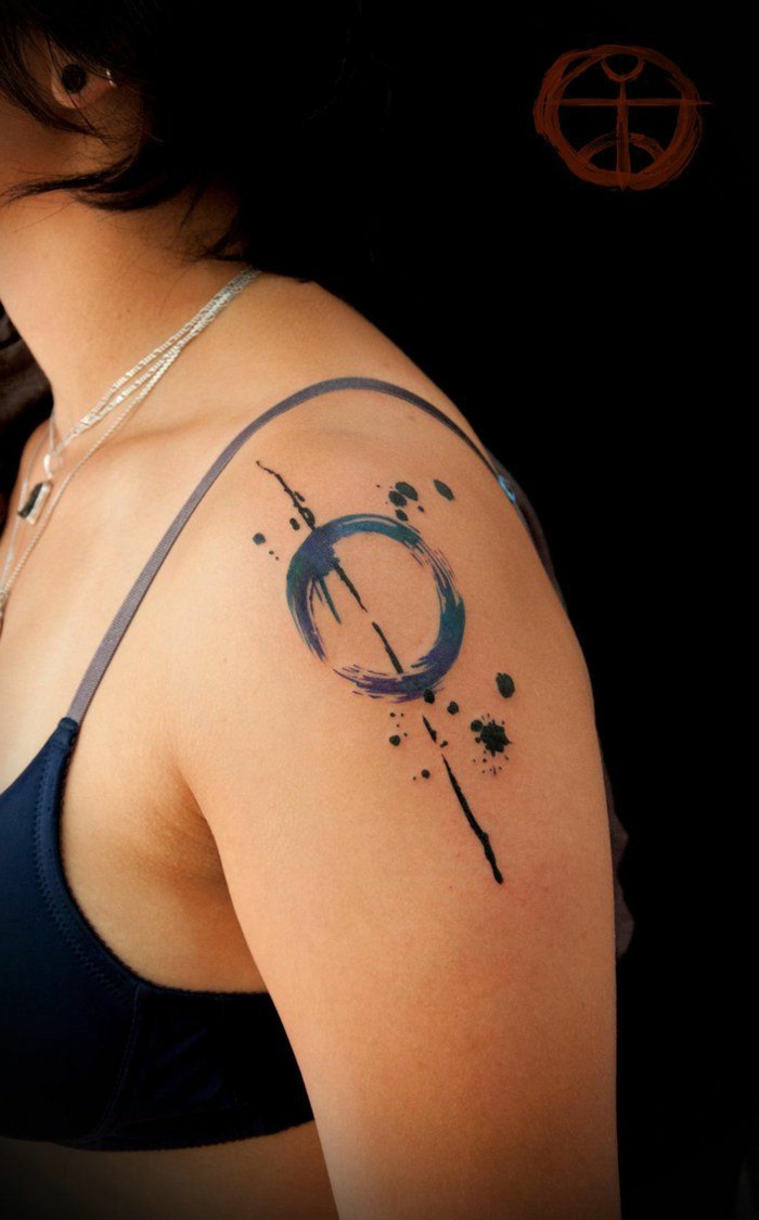 tatuajes en el antebrazo, mujer con tatuaje con circulo y manchas de tinta
