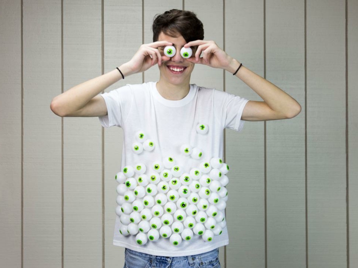 disfraz casero, hombre en disfraz de camiseta con ojos verdes de bolas