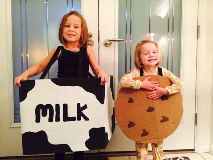 disfraces caseros, niñas disfrazadas de caja de leche y galleta