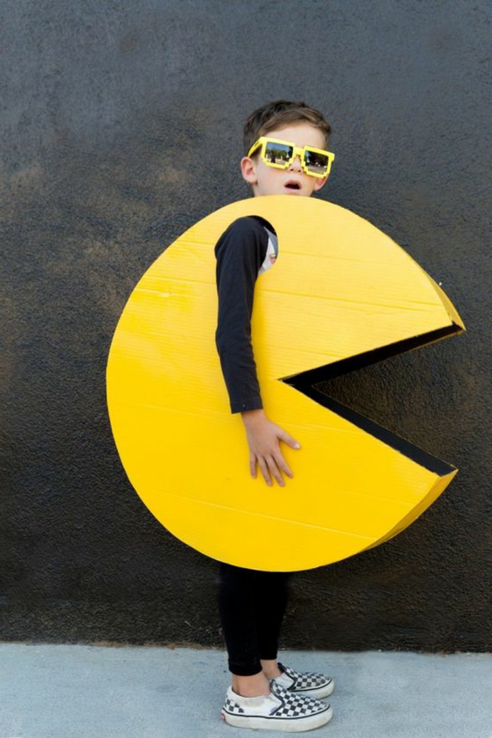 disfraces faciles de hacer, disfraz de emoticon para niños en amarillo y con gafas de sol