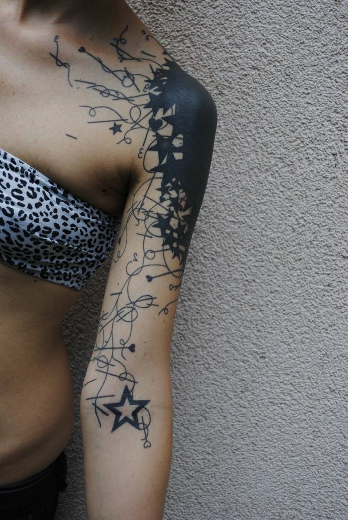 tatuajes en el brazo, mujer con brazo y hombro tatuado, imagen abstracta