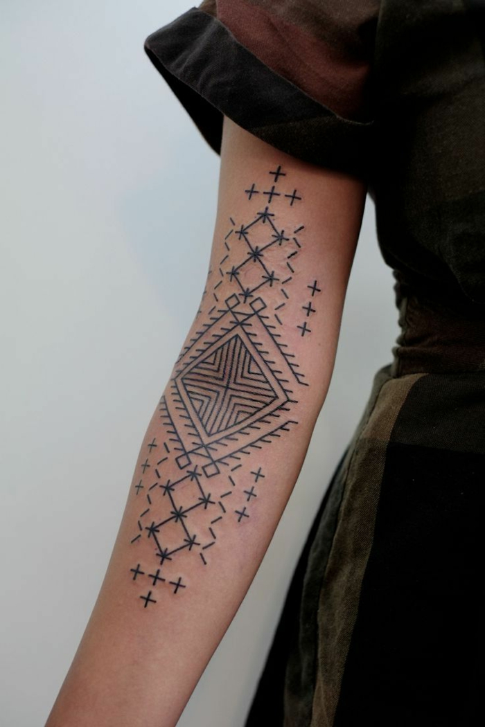 tatuajes en el brazo, mujer con tatuaje con motivos folcloricos en la sangradura