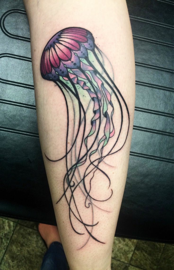 tatuajes antebrazo, tatuaje de mujer con medusa en rosa, purpura y verde