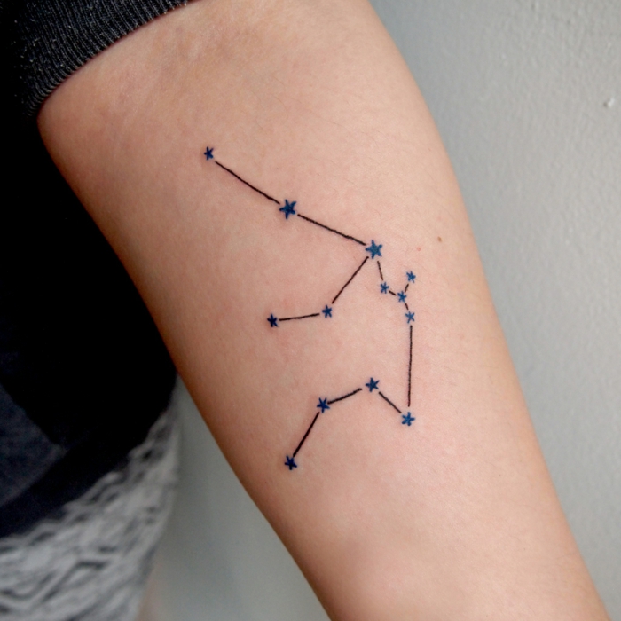 tatuajes antebrazo, tatuaje con estrellas unidas por lineas