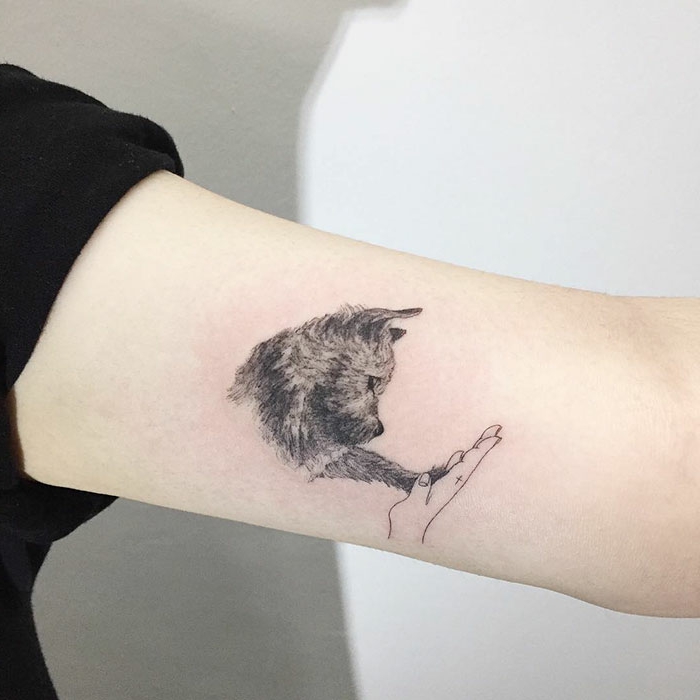 tatuajes antebrazo, tatuaje mujer con perrito, pata y mano humana