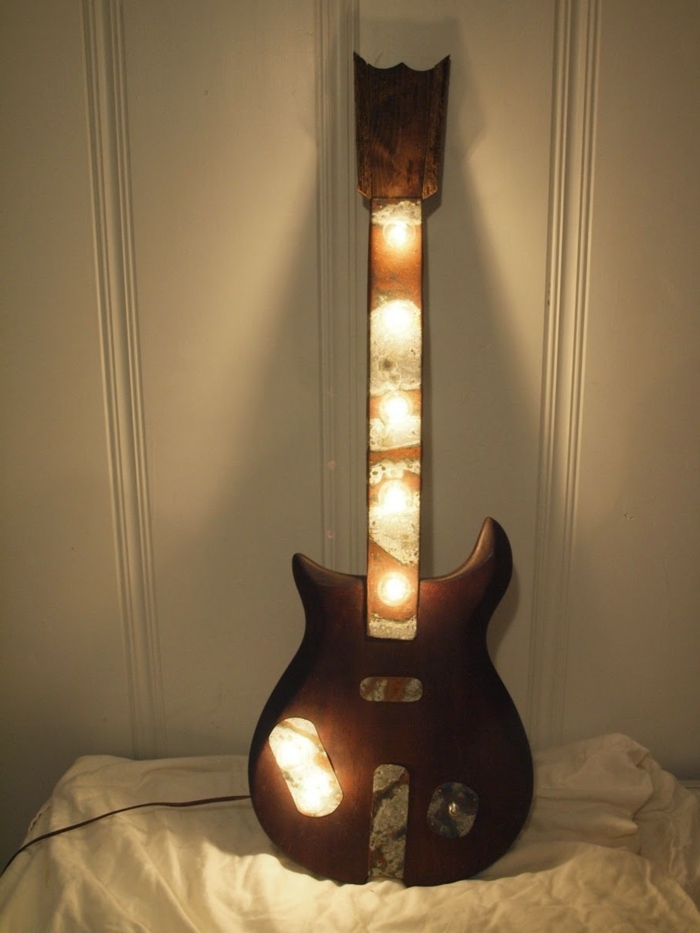 restaurar muebles, guitarra electrica convertida en lámpara, pared de madera