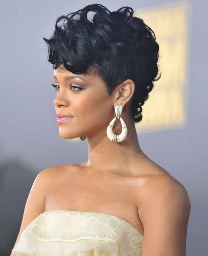 pelo rizado corto, Rihanna con corte a lo garcon con flequillo voluminoso y pendientes grandes