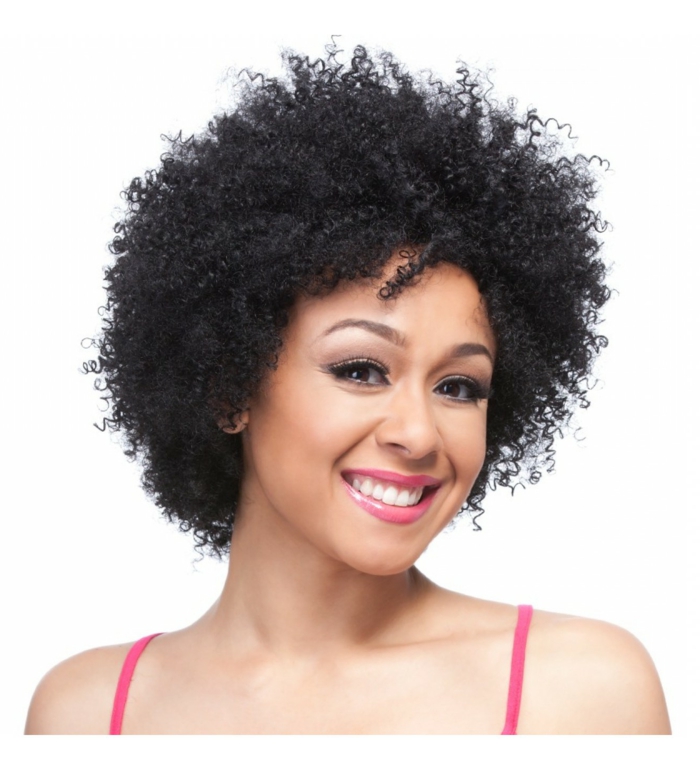 corte de pelo a capas, mujer sonriente con pelo negro afro corto