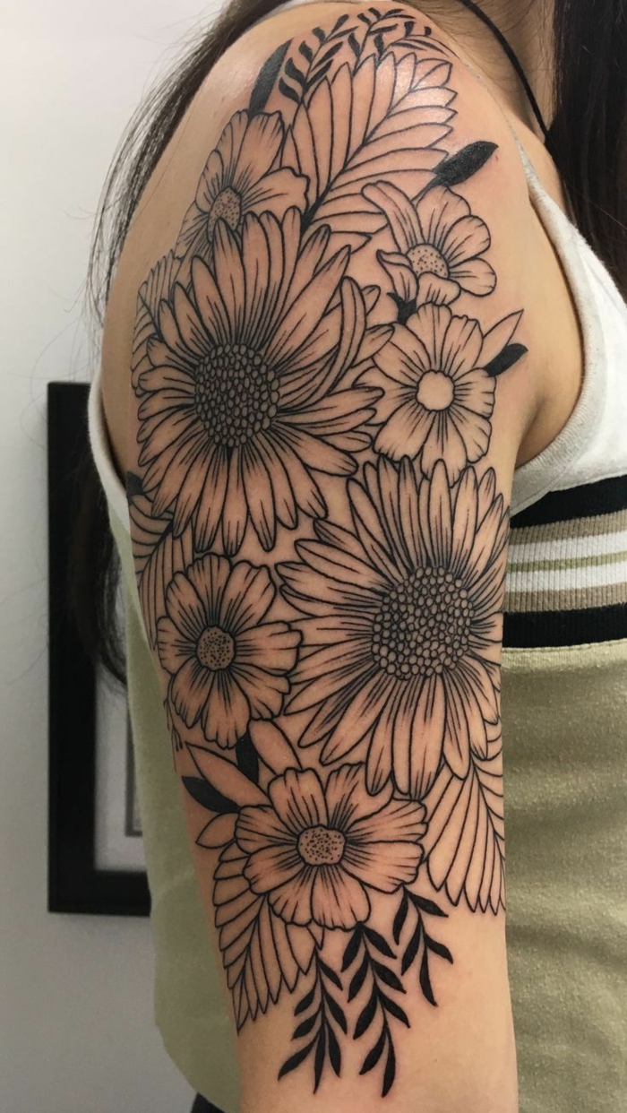 imagenes de tatuajes, mujer con brazo tatuado con flores en blanco y negro