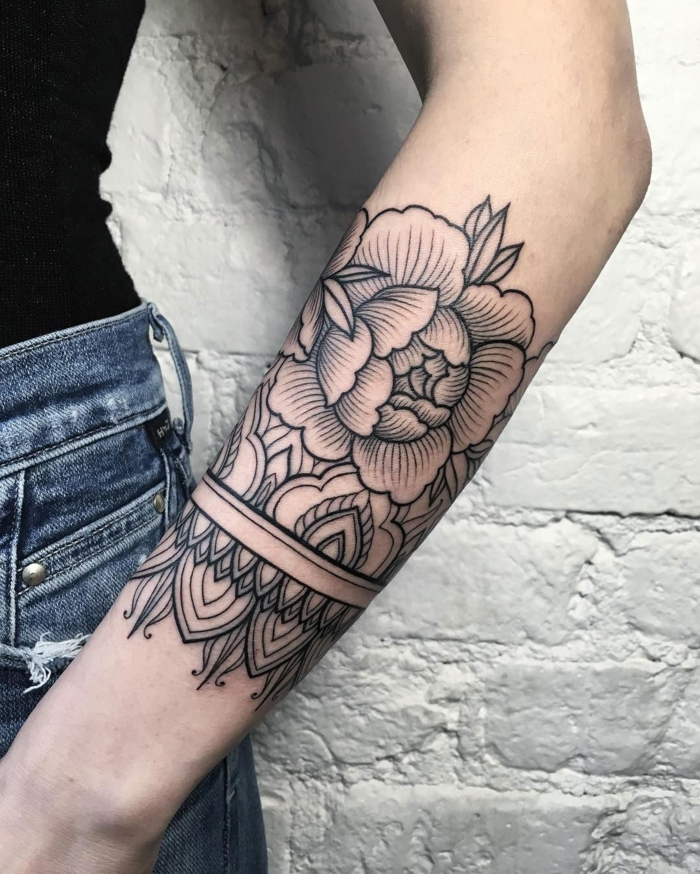 imagenes de tatuajes, tatuaje antebrazo mujer con motivos florales