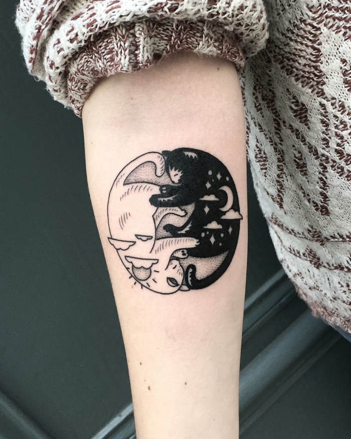 imagenes de tatuaje, mujer en jersy con tatuaje de gatos como ying yang