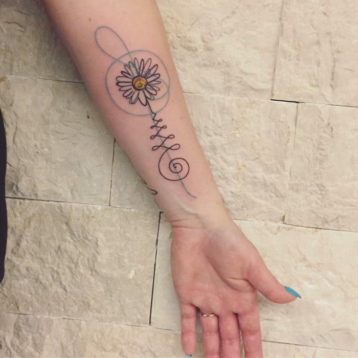 tatuajes originales, mujer con esmalte azul, tatuaje con clave sol y flor