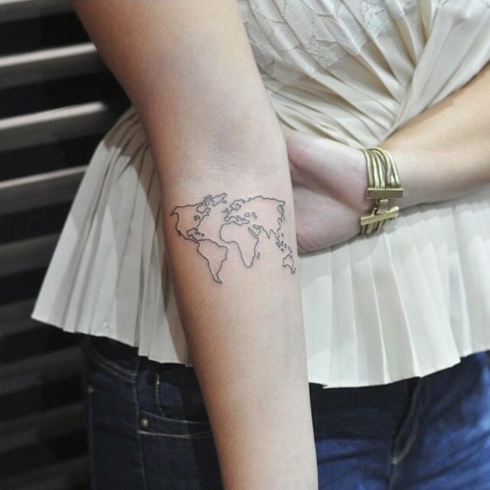 tatuajes originales, mujer con, jeans, pulsera y tatuaje mapa mundo