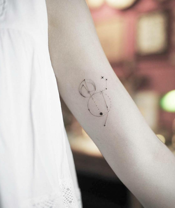 diseños de tatuajes, mujer con blusa blanca y tatuaje dde bicicleta vintage