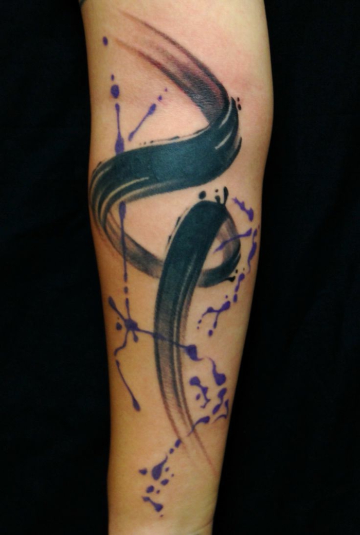 fotos de tatuajes, tatuaje en antebrazo abstracto con líneas negras y púrpura