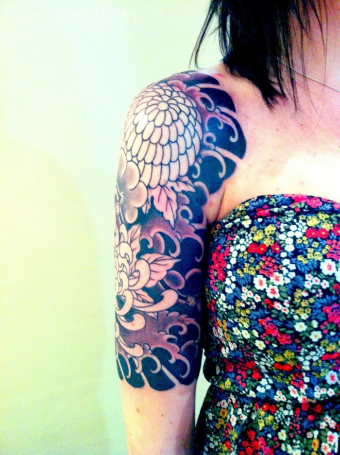 fotos de tatuajes, mujer con vestido y tatuaje en brazo y hombro tipo mandala