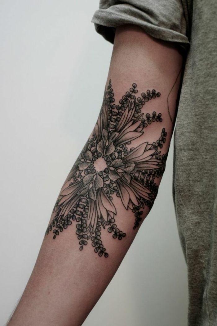 fotos de tatuajes, tatuaje brazo mujer en negro y blanco, flores como mandala