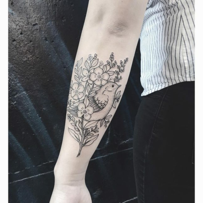 fotos de tatuajes, tatuaje con pájaro y flores en antebrazo