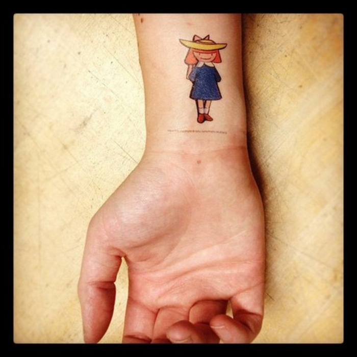 fotos de tatuajes, tatuaje mujer en muñeca con niña pequeña