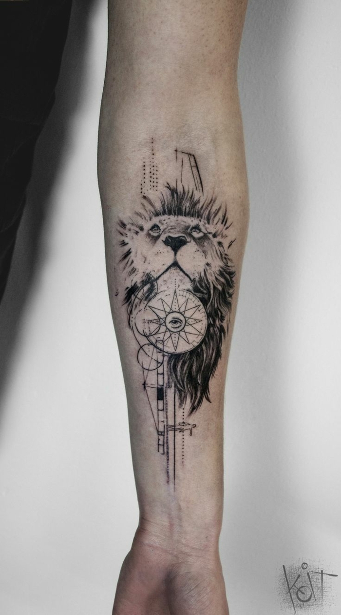 tatuajes con significado, tatuaje en antebrazo con brújula y león