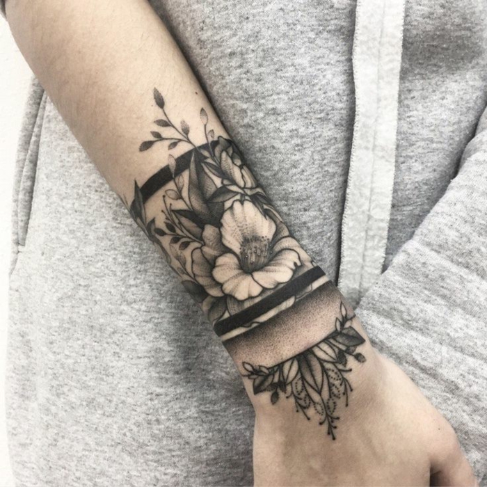 tatuajes con significado, tatuaje de mujer tipo pulsera con motivos florales