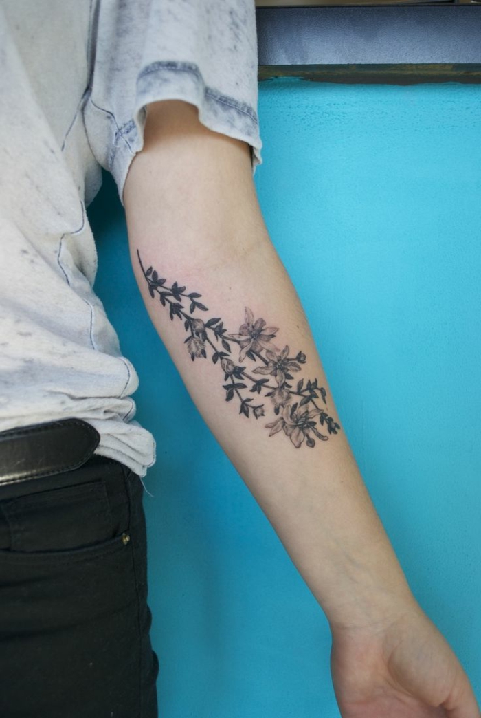 tatuajes con significado, mujer con tatuaje en antebrazo, rama de arbol