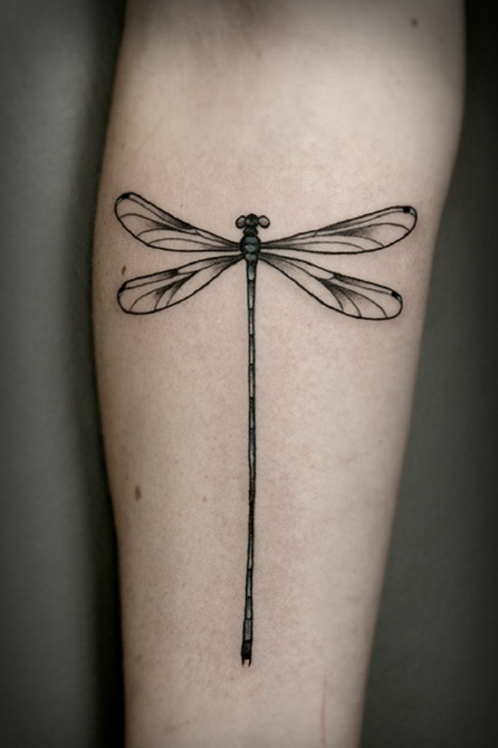 tatuajes con significado, tatuaje de brazo mujer con linelula en negro