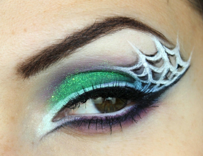 maquillaje de halloween, cómo hacer una decoración original, lápiz blanco en los bordes del párpado, sombras color verde
