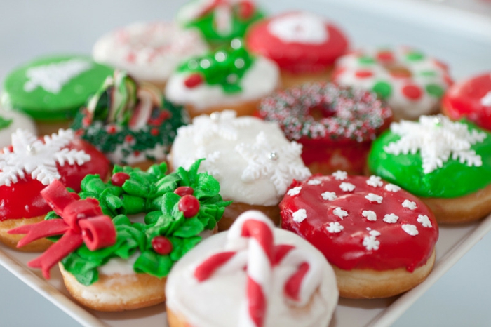 motivos navideños, dulces decorados, figuras navideñas típicas