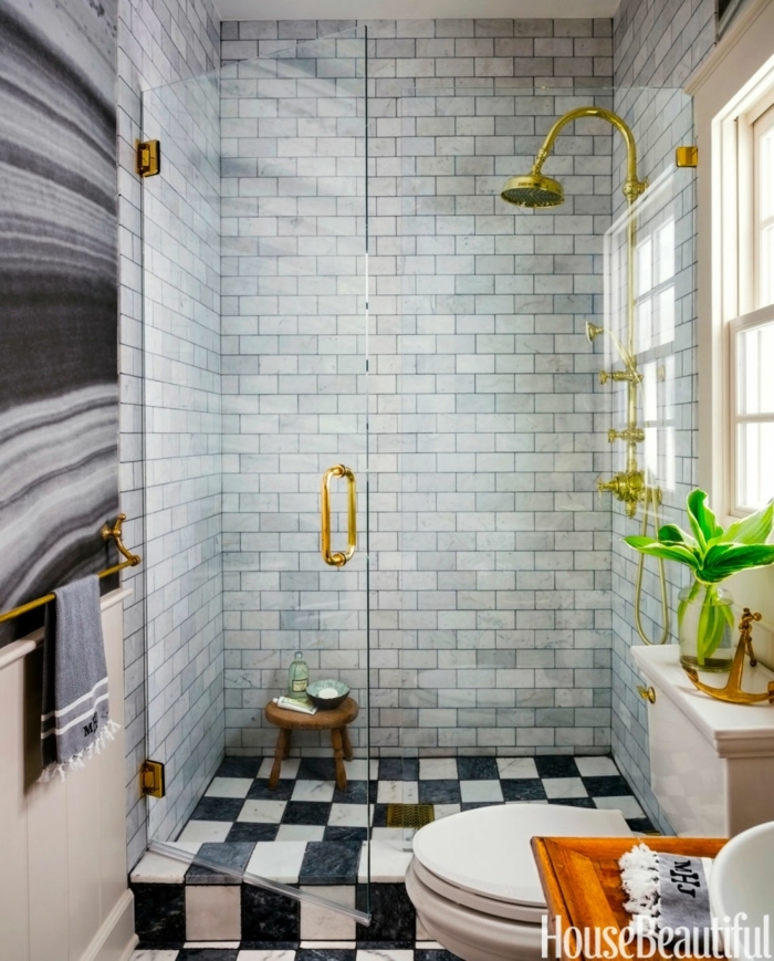 decoracion baños, ducha de oro acento, planta verde, color gris 