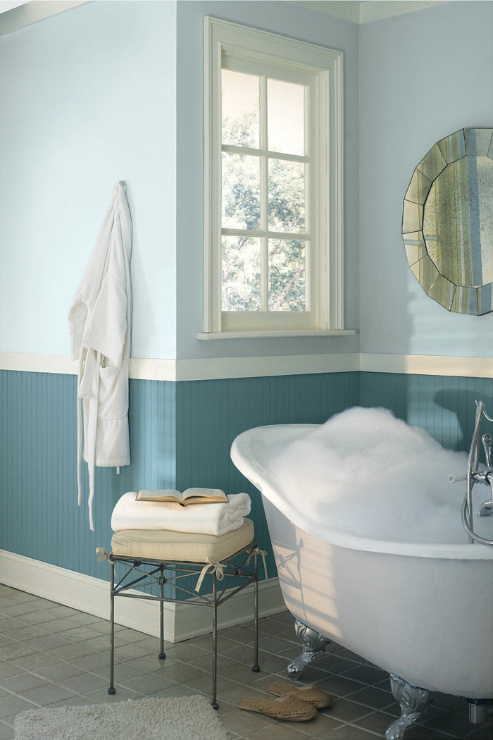 decoracion baños, combinación azul blanco, bañera de patas garra