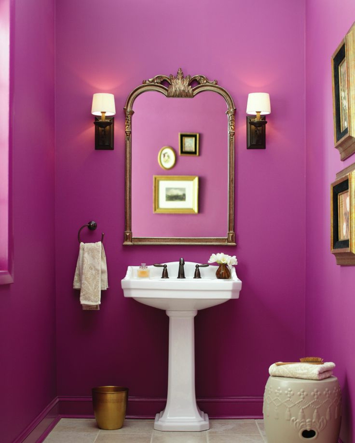 decoracion baños, marcos dorados, color llamativo lila, cuadros colgados
