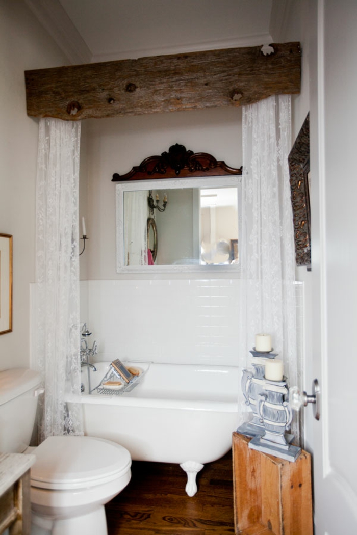 decoracion baños, estilo vintage, cortinas de estilo blancas, materiales de madera