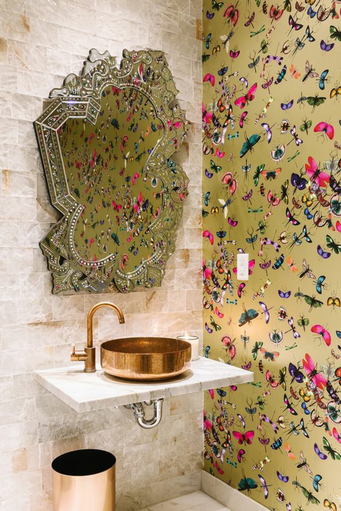 decoracion baños, mariposas en colores vivos, fondo de oro, espejo asimétrico