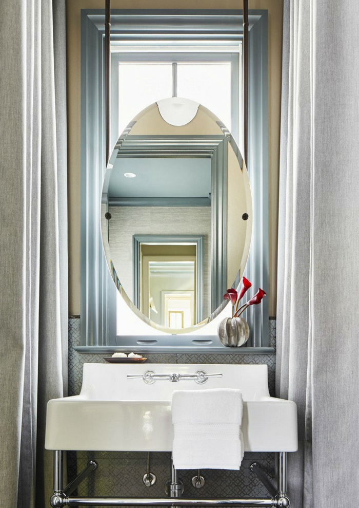 decoracion baños, juego visual, espejo colgado en la ventana, color azul
