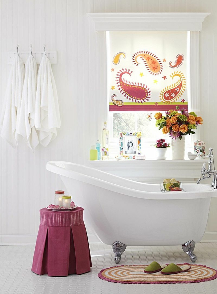 como decorar un baño, silla púrpura, rosas color naranja, bañera blanca