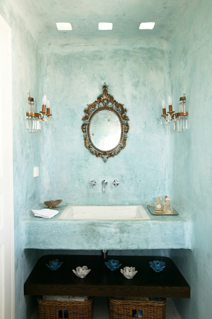 como decorar un baño, paredes efecto vintage, candeleros color bronce