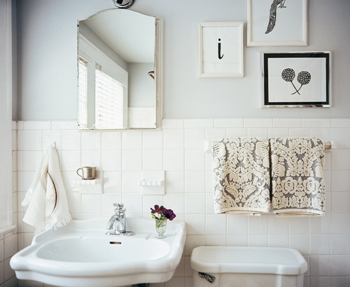como decorar un baño, cuadros modernos, combinación blanco y gris