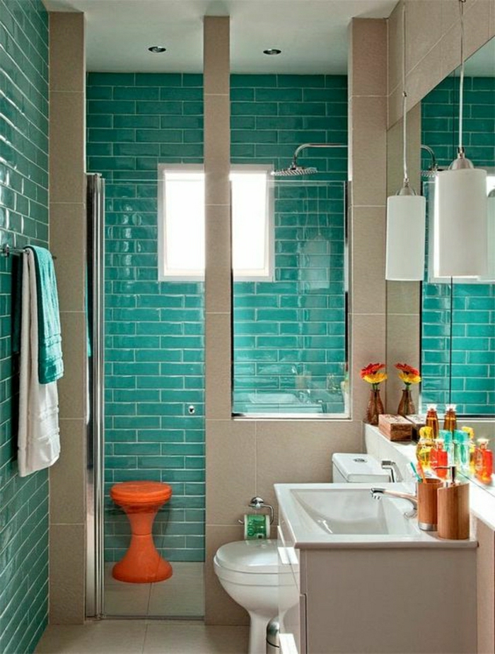 cuartos de baño pequeños, azulejos en verde de mar, baño estilo simple