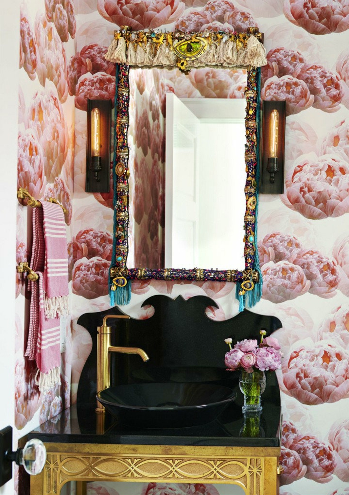 decoracion baños, marco decorado, tapiz en flores grandes, color rosa