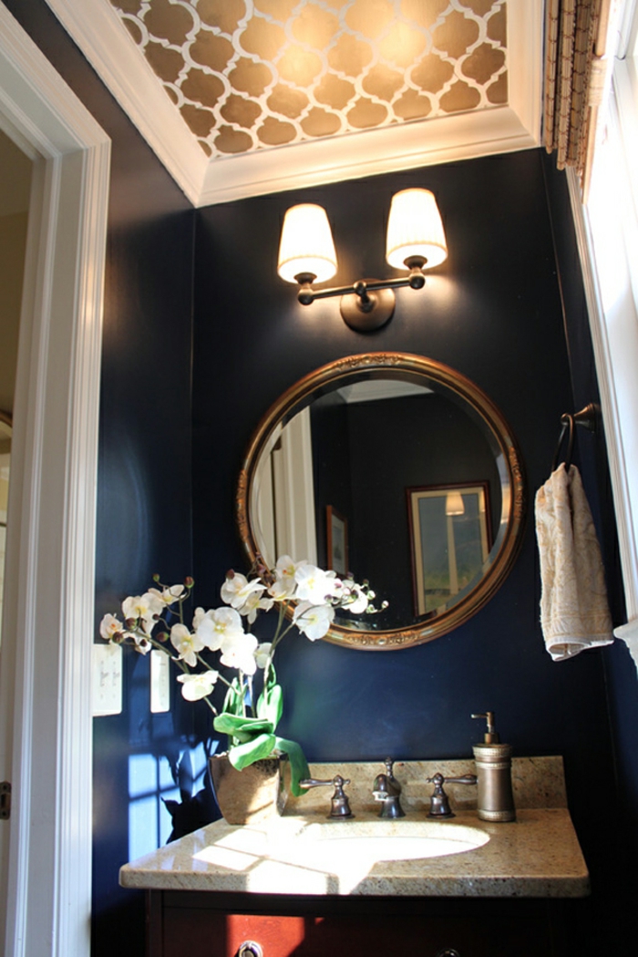 decoracion baños, tapiz de papel en el techo, espejo circular vintage