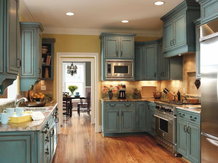 decoracion rustica, cocina con armarios de madera pintada azul pastel, suelo de tarima, puerta al comedor