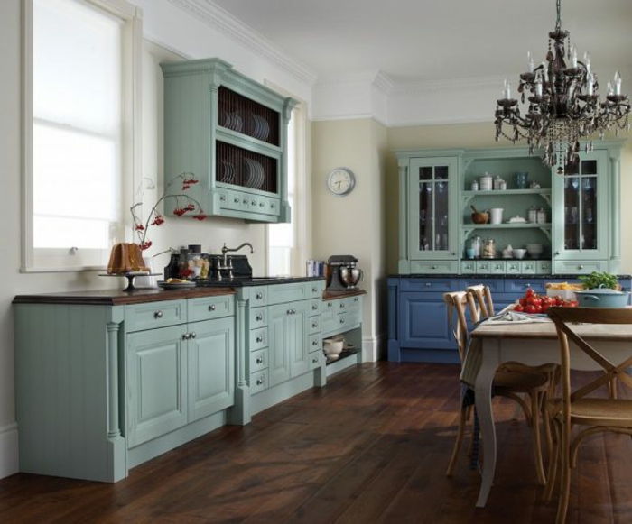 cocinas rusticas modernas, cocina con muebles de en azul pastel, lámpara de araña, mesa y reloj de pared
