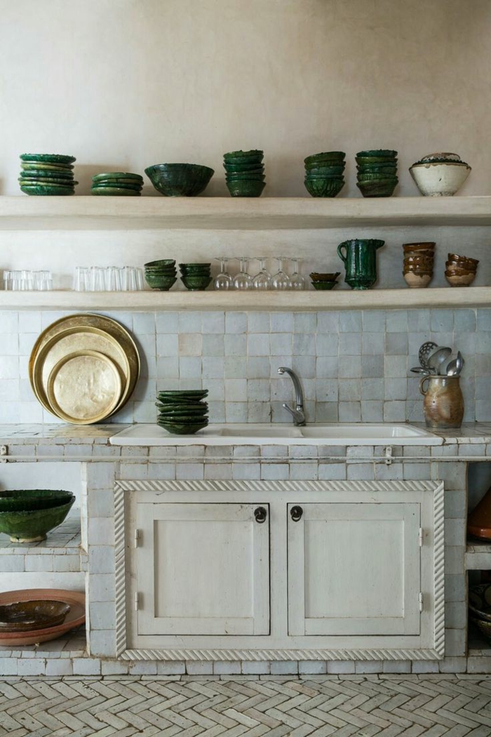 cocinas rusticas, cocina rústico fregadero con baldosas y estanterías con platos y vasos verdes