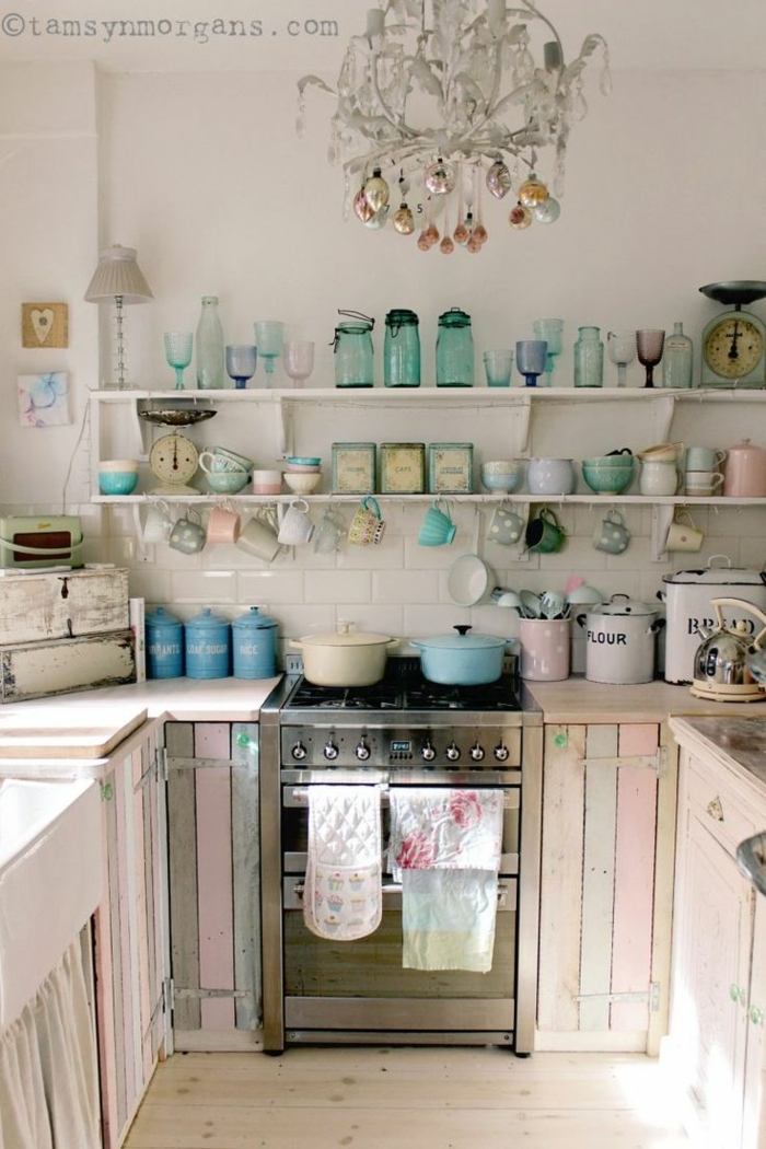 cocinas rusticas, cocina de madera pintada en colores pastel, horno con ollas y vasos en colores pastel, lámpara de araña